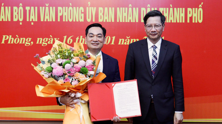 Phó Chủ tịch Thường trực Ủy ban nhân dân thành phố Hải Phòng trao Quyết định bổ nhiệm Chánh Văn phòng Ủy ban nhân dân thành phố.