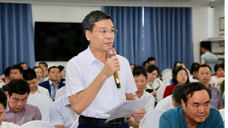 Đại biểu cử tri đóng góp ý kiến tại cuộc tiếp xúc.