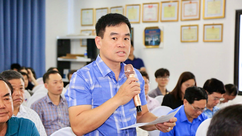 Cử tri đóng góp ý kiến xây dựng các dự thảo luật.