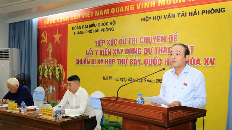 Phó Trưởng Đoàn đại biểu Quốc hội thành phố Hải Phòng phát biểu tại cuộc tiếp xúc.