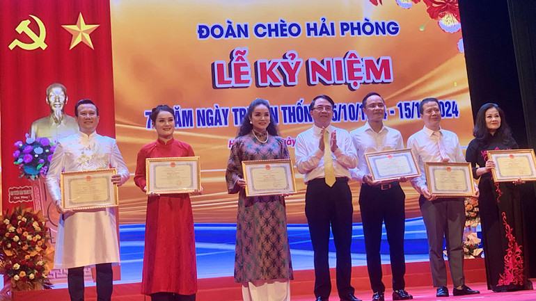 Lãnh đạo thành phố Hải Phòng trao Bằng khen tặng các tập thể, cá nhân xuất sắc