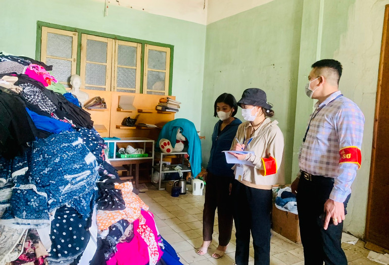 Kiểm đếm tài sản trong các nhà kho, văn phòng.