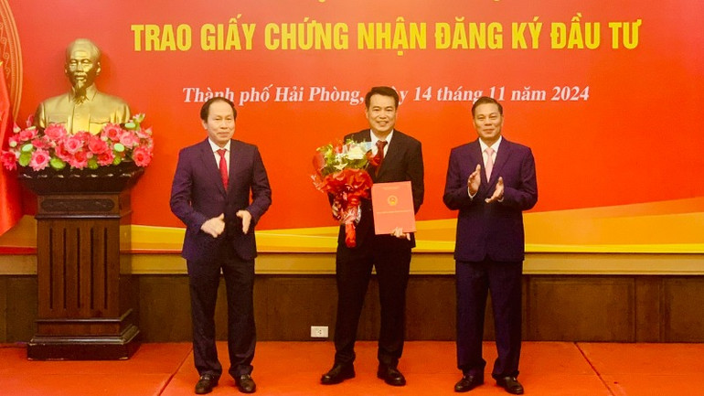 Lãnh đạo thành phố Hải Phòng trao Giấy chứng nhận đăng ký đầu tư của Công ty cổ phần DAP – Vinachem.