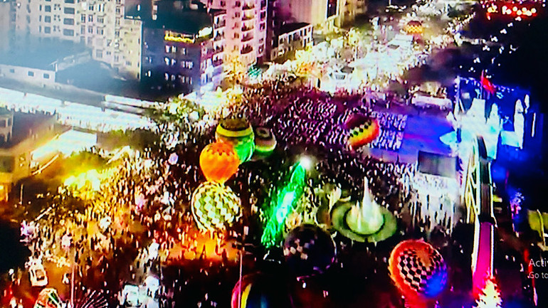 Lung linh đêm hội trên đảo Cát Bà.