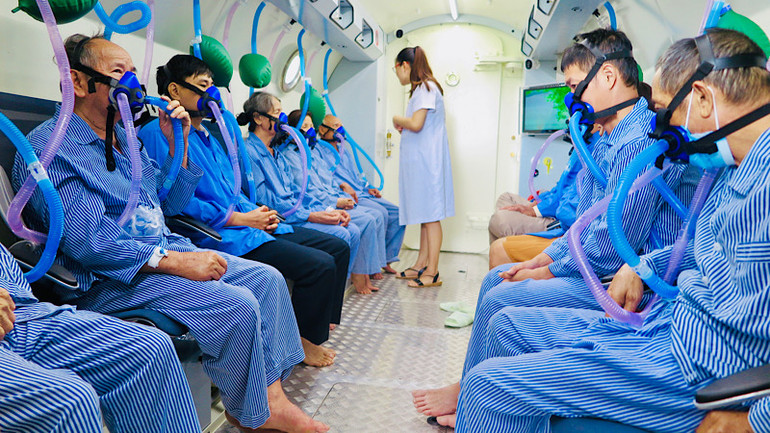 Các bệnh nhân điều trị trong buồng oxy cao áp.
