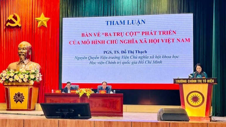 Các nhà khoa học tham luận tại hội thảo.