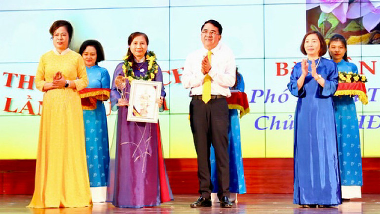 Lãnh đạo thành phố Hải Phòng trao giải thưởng Lê Chân tặng các phụ nữ tiêu biểu.