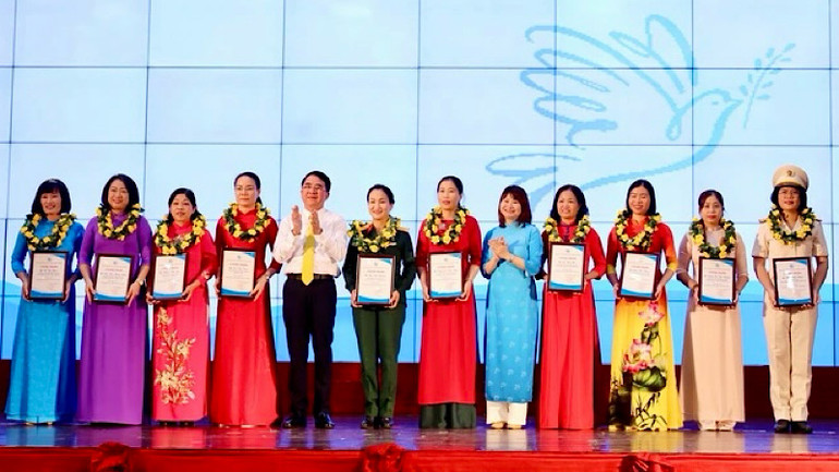 Lãnh đạo thành phố Hải Phòng trao danh hiệu cán bộ Hội phụ nữ tiêu biểu xuất sắc.