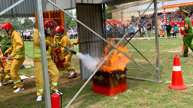 Các đội tham gia thi thực hành chữa cháy.