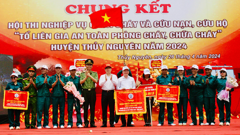 Lãnh đạo Công an thành phố Hải Phòng và huyện Thủy Nguyên trao giải cho các đội thi xuất sắc.