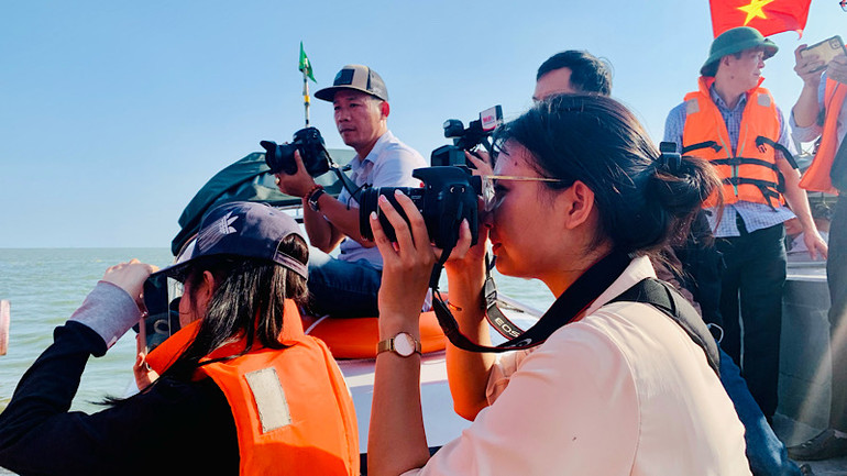 Phóng viên các cơ quan báo chí Trung ương và thành phố trong sự kiện giải tỏa các điểm nuôi ngao trái phép trên vùng biển Hải Phòng.