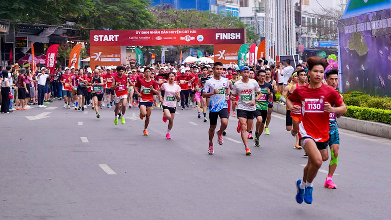 Giải chạy Fastest X Cát Bà Amatina năm 2024 thu hút đông đảo các vận động viên tham dự.