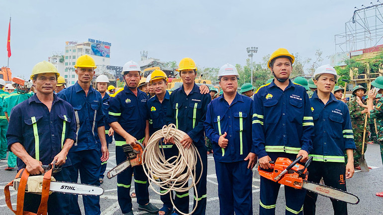 Lực lượng cán bộ, nhân viên kỹ thuật Công ty Công viên cây xanh thành phố Hồ Chí Minh ra quân hỗ trợ thành phố Hải Phòng xử lý, khôi phục cây xanh gãy đổ trên đường phố.