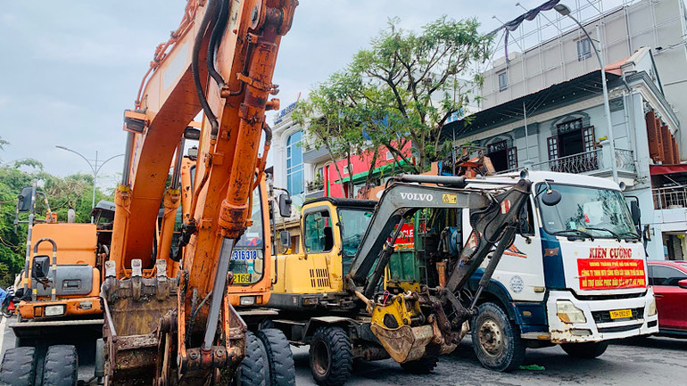 Nhiều phương tiện, máy móc được huy động để hỗ trợ việc khắc phục hậu quả sau bão.