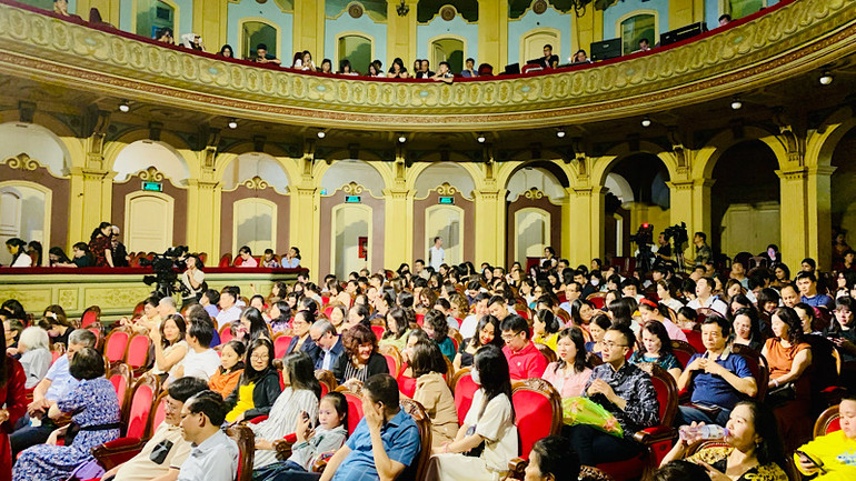 Đông đảo khán giả thưởng thức vở diễn tại Nhà hát thành phố - "thánh đường" nghệ thuật của Hải Phòng. Đông đảo khán giả thưởng thức vở diễn tại Nhà hát thành phố - "thánh đường" nghệ thuật của Hải Phòng.