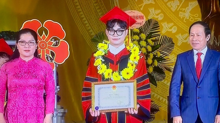 Ủy viên Trung ương Đảng, Bí thư Thành ủy Hải Phòng Lê Tiến Châu và Thứ trưởng Giáo dục Nguyễn Thị Kim Chi trao Bằng khen và tặng hoa chúc mừng học sinh, sinh viên xuất sắc tiêu biểu. Ủy viên Trung ương Đảng, Bí thư Thành ủy Hải Phòng Lê Tiến Châu và Thứ trưởng Giáo dục Nguyễn Thị Kim Chi trao Bằng khen và tặng hoa chúc mừng học sinh, sinh viên xuất sắc tiêu biểu.