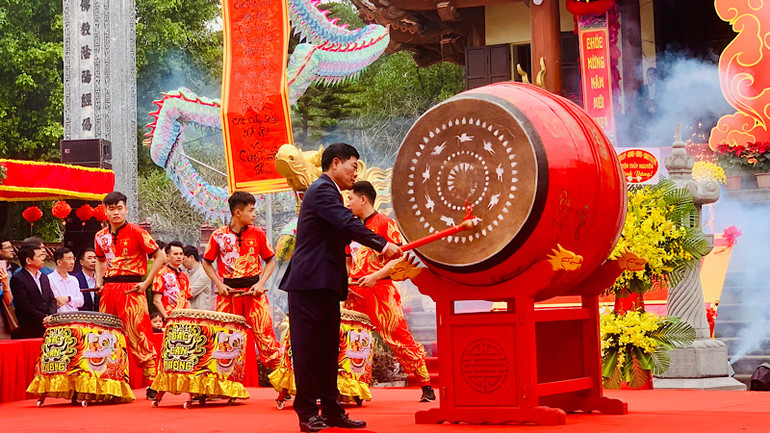 Chủ tịch Ủy ban nhân dân huyện Thủy Nguyên nổi trống khai mạc lễ hội.