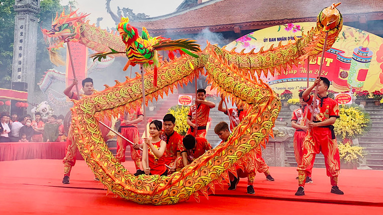 Múa long phượng hội ngộ tại lễ hội.
