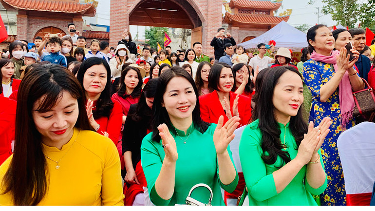 Đông đảo người dân và du khách hân hoan tham dự lễ hội.