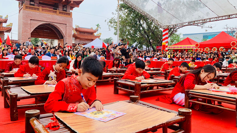 Các em học sinh tham dự khai bút đầu Xuân.