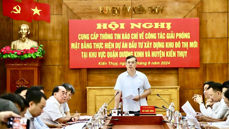 Bí thư Huyện ủy Kiến Thụy Đỗ Đức Hòa phát biểu tại hội nghị.