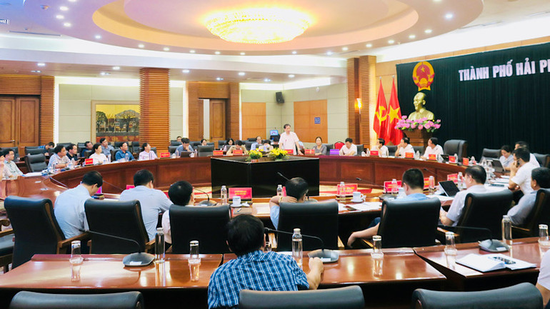 Quang cảnh cuộc họp triển khai các giải pháp kiểm soát, khống chế dịch bệnh sốt xuất huyết Dengue đang có chiều hướng lan rộng trên địa bàn thành phố Cảng.