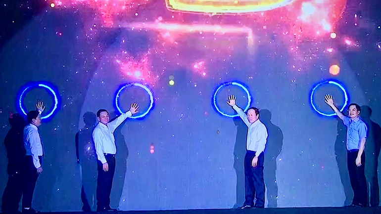 Lãnh đạo thành phố Hải Phòng và quận Đồ Sơn nhấn nút khai mạc Liên hoan du lịch "Đồ Sơn-Điểm đến 4 mùa".