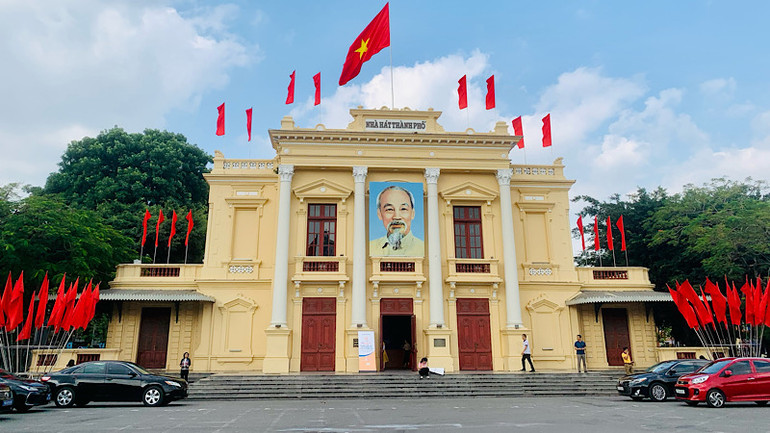 Nhà hát thành phố Hải Phòng - công trình kiến trúc Pháp tiêu biểu tại trung tâm thành phố.