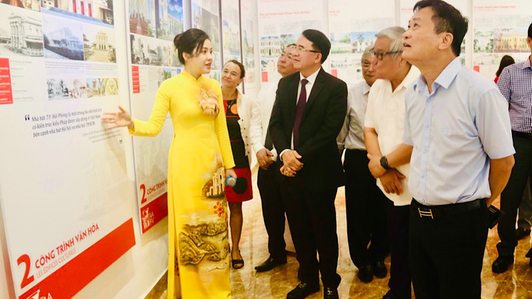 Các đại biểu xem trưng bày tại triển lãm.