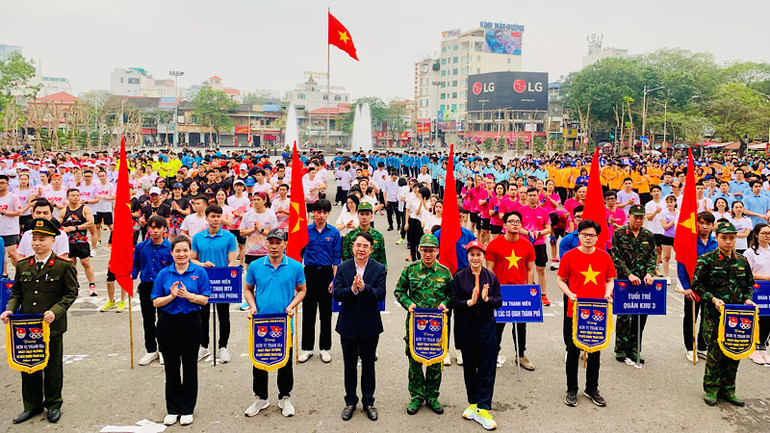 Lãnh đạo thành phố Hải Phòng và các ngành trao cờ lưu niệm tặng các đoàn tham gia.