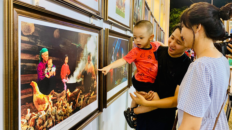 Đông đảo người dân và các gia đình trẻ đến dự và xem triển lãm hình ảnh về gia đình Việt Nam.