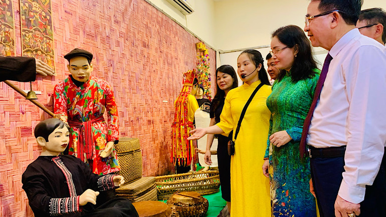 Các đồng chí lãnh đạo Bộ Văn hóa, Thể thao và Du lịch cùng thành phố Hải Phòng xem trưng bày hình ảnh “Nét đẹp trong văn hóa gia đình Việt Nam”.