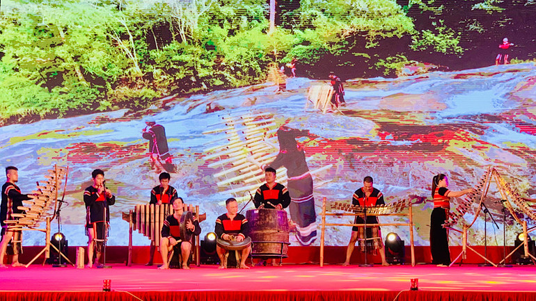 Chương trình nghệ thuật sôi động và phong phú với sự tham gia của nhiều đoàn nghệ thuật biểu diễn đến từ nhiều vùng miền trong cả nước.