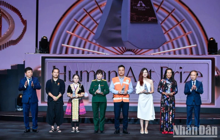 Ông Phạm Quốc Việt, đại diện FAS Angel (thứ tư từ phải sang) nhận giải Dự án Truyền cảm hứng tại Lễ trao giải thưởng Hành động vì cộng đồng - Human Act Prize của Báo Nhân Dân, tối 11/12/2023. Ông Phạm Quốc Việt, đại diện FAS Angel (thứ tư từ phải sang) nhận giải Dự án Truyền cảm hứng tại Lễ trao giải thưởng Hành động vì cộng đồng - Human Act Prize của Báo Nhân Dân, tối 11/12/2023.