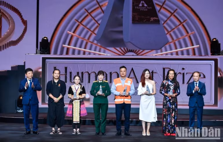 Ông Phạm Quốc Việt, đại diện FAS Angel (thứ tư từ phải sang) nhận giải Dự án Truyền cảm hứng tại Lễ trao giải thưởng Hành động vì cộng đồng - Human Act Prize của Báo Nhân Dân, tối 11/12/2023.