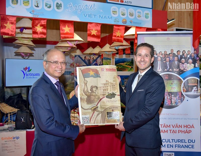 Đại sứ Đinh Toàn Thắng trao tặng Giám đốc Hội chợ quốc tế Paris 2025 tờ phụ san đặc biệt của Báo Nhân Dân nhân dịp kỷ niệm 50 năm Ngày Giải phóng miền nam, thống nhất đất nước (30/4/1975 - 30/4/2025). (Ảnh: KHẢI HOÀN)