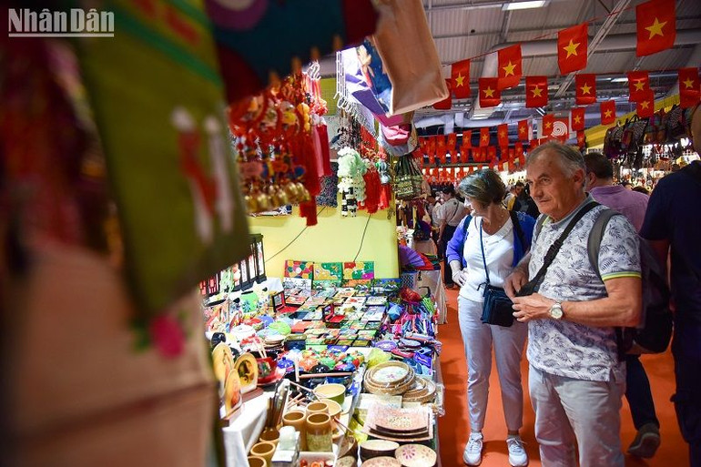 Không gian Việt Nam là điểm đến hấp dẫn với các hoạt động giới thiệu những nét văn hóa đặc sắc cùng các sản phẩm thủ công mỹ nghệ, nông sản và mặt hàng tiềm năng khác. (Ảnh: MINH DUY)
