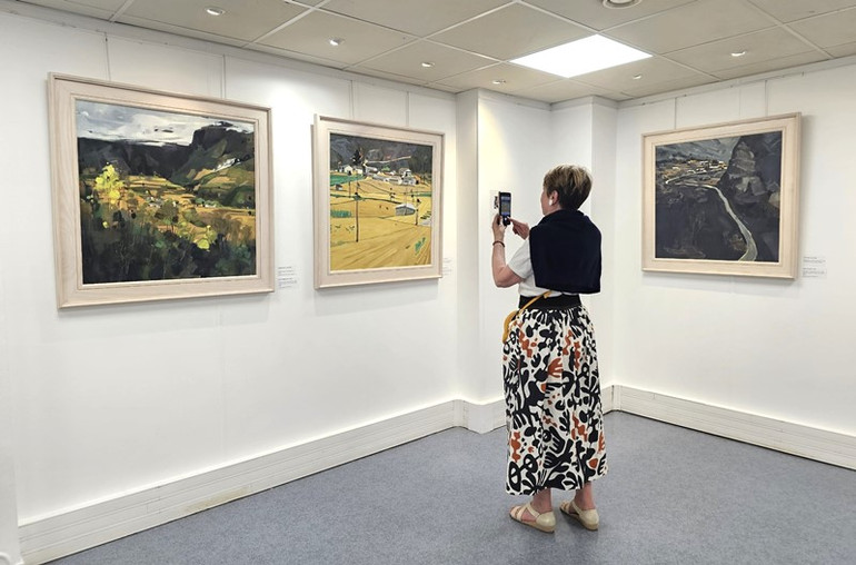 Một góc triển lãm tranh thu hút sự quan tâm của du khách. (Ảnh: MINH DUY)