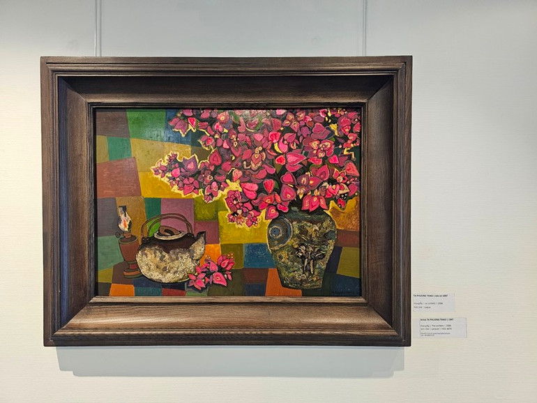 Tranh sơn mài "Hoa giấy" của họa sĩ Tạ Phương Thảo. (Ảnh: MINH DUY)