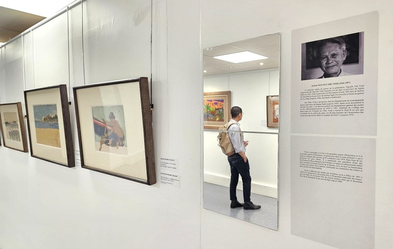 50 tác phẩm hội họa đương đại của Việt Nam từ những năm 1930 đến nay được trưng bày tại triển lãm. (Ảnh: MINH DUY)