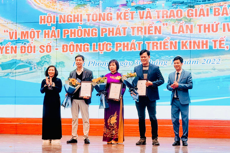 Nhiều nhà báo các cơ quan báo chí Trung ương và thành phố được trao các giải thưởng báo chí Vì một Hải Phòng phát triển.