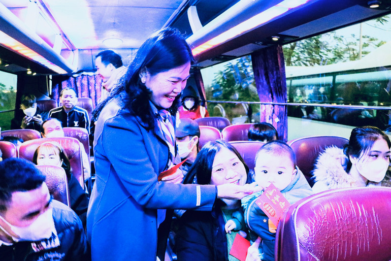 Lãnh đạo Công đoàn Khu Kinh tế Hải Phòng trao lì xì tặng công nhân, lao động về quê đón Tết. Lãnh đạo Công đoàn Khu Kinh tế Hải Phòng trao lì xì tặng công nhân, lao động về quê đón Tết.