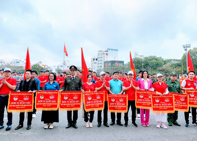 Ban tổ chức đã trao cờ và giải thưởng tặng các đơn vị có thành tích xuất sắc.