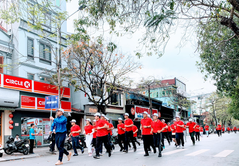 Các đồng chí lãnh đạo và các ban ngành, đoàn thể thành phố tham gia Ngày chạy Olympic vì sức khỏe toàn dân.