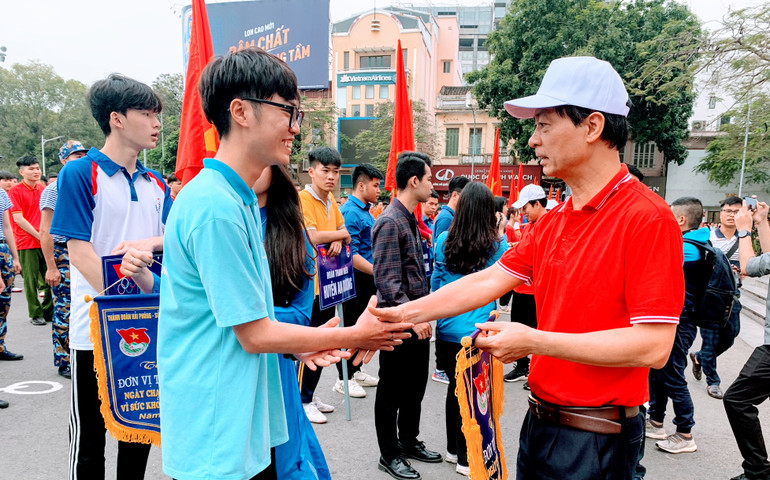 Lãnh đạo Thành ủy Hải Phòng trao cờ lưu niệm tặng các đoàn vận động viên tham gia Ngày chạy.