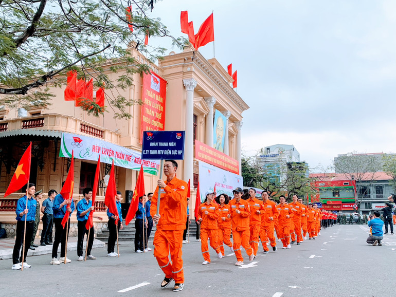 Tuổi trẻ các cơ quan, đơn vị, doanh nghiệp cũng tích cực tham gia Ngày chạy Olympic.