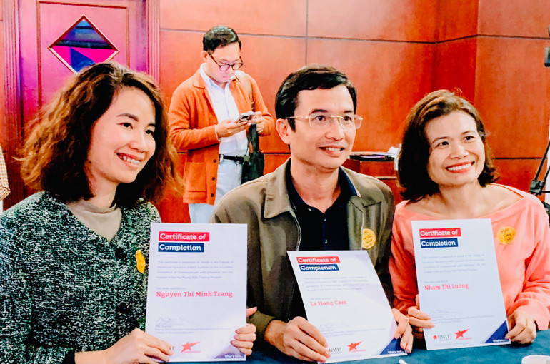 Các học viên vui mừng khi hoàn thành khóa học bổ ích với công việc của mình.