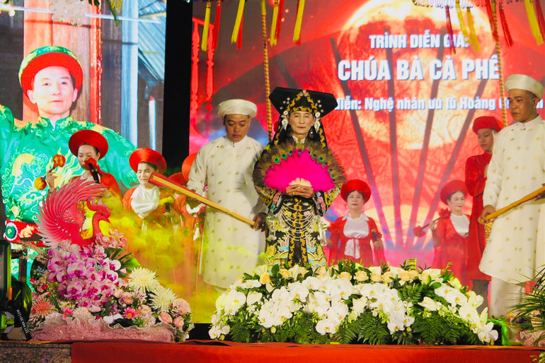 Nghệ nhân ưu tú Hoàng Gia Bổn trình diễn "Chúa Bà cà-phê".