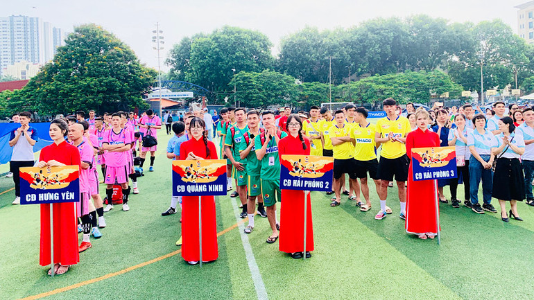 Đông đảo công nhân lao động tích cực tham gia giải đấu.