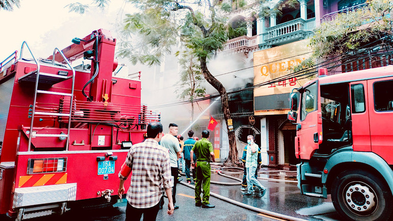 Các lực lượng và phương tiện luôn sẵn sàng chữa cháy, cứu nạn, cứu hộ. Các lực lượng và phương tiện luôn sẵn sàng chữa cháy, cứu nạn, cứu hộ.